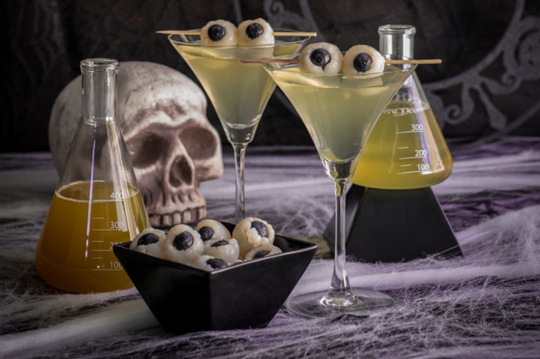 creepyeyeballmartini halloweencocktails